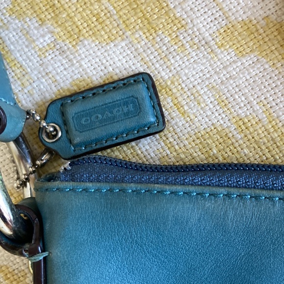 Coach crossbody leather handbag. - Picture 5 of 6